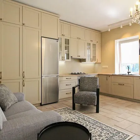 Apartment Near Old Town With Private Garden *